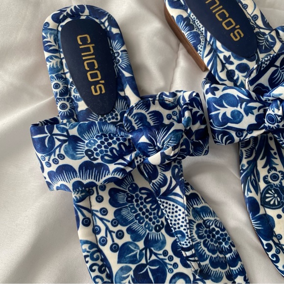 Chico’s Navy Paisley Print Knotted Thong Sandals - Picture 4 of 7